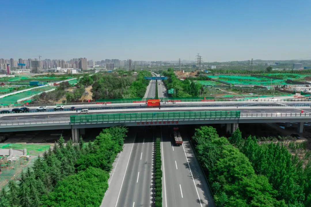 航天南路跨西康高速道路建成通车