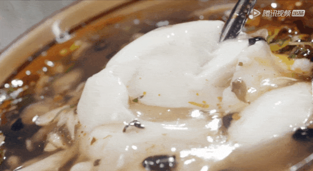 △ 豆腐脑儿。图by 美食纪录片《早餐中国》第三季