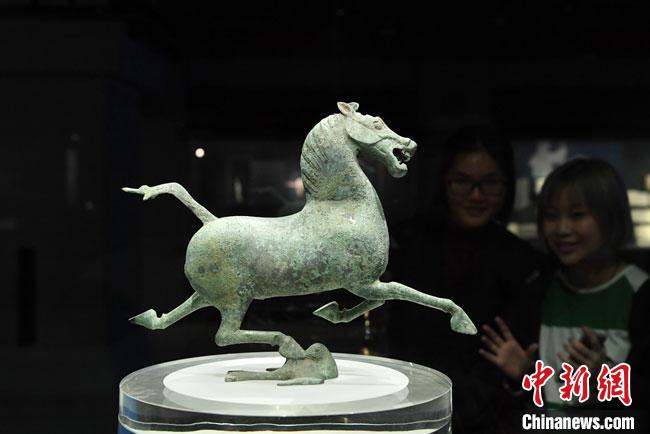 图为甘肃省博物馆馆藏文物铜奔马。(资料图) 杨艳敏 摄