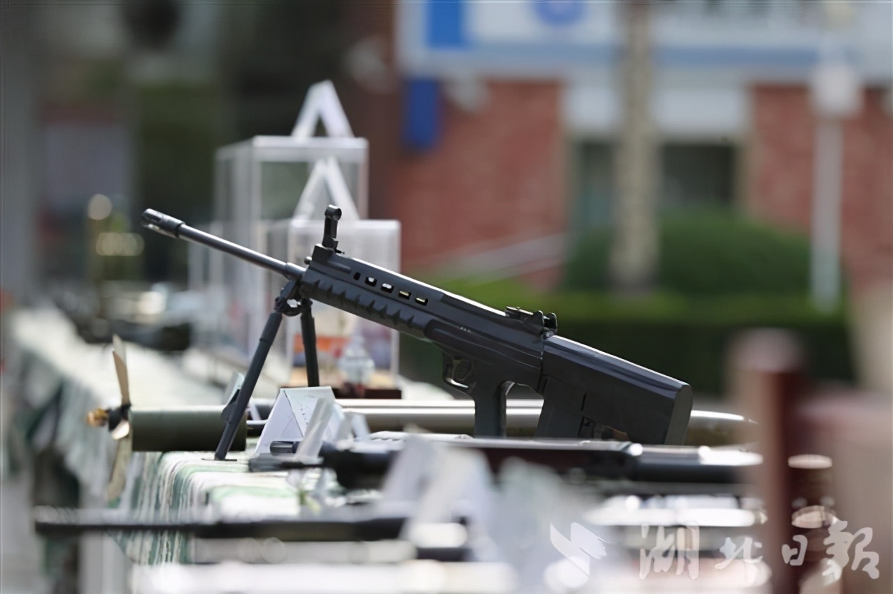 50余件馆藏军事装备模型进高校展出点燃大学生参军热情