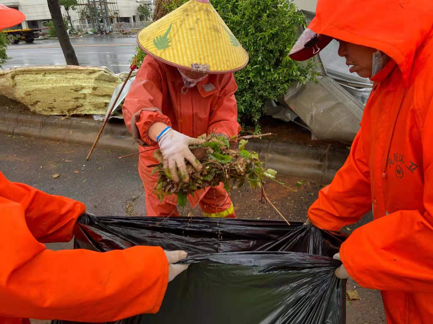 恶劣天气袭击武汉 城管全员上路多举措应对 恢复城市环境秩序
