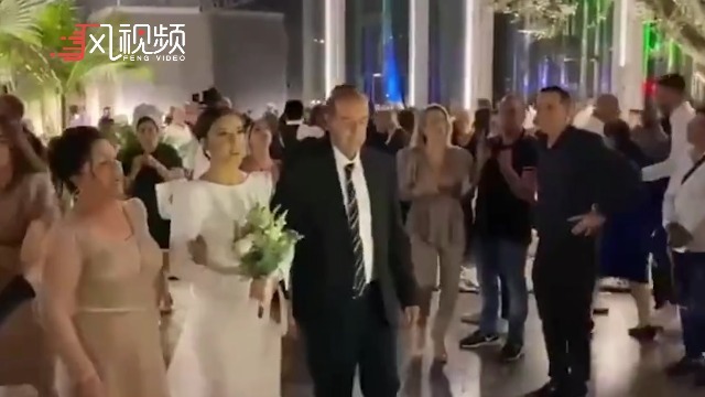警报声中，一位以色列新娘在父母的护送下走上婚礼殿堂