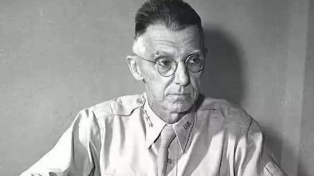 为反攻缅甸60岁的史迪威亲自训练中国军队