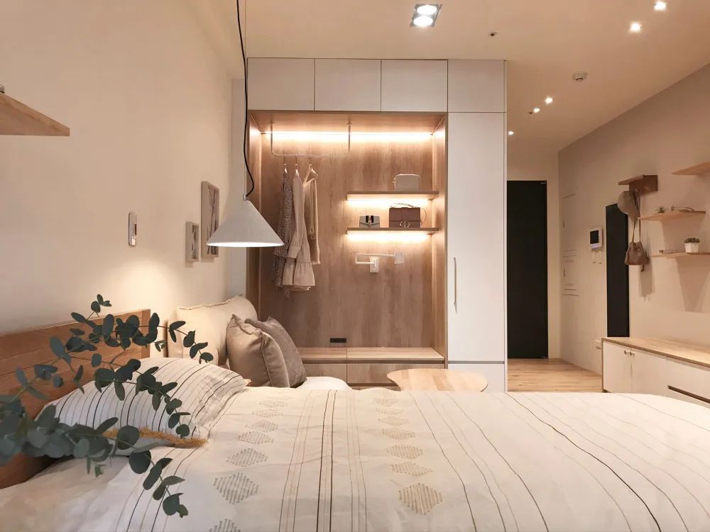 床铺对面是大衣柜,满足屋主最主要的需求——装得下很多很多衣服包包!