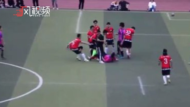 曝北师大足球赛现暴力事件，恶意铲人+蹬踏+扇对手耳光