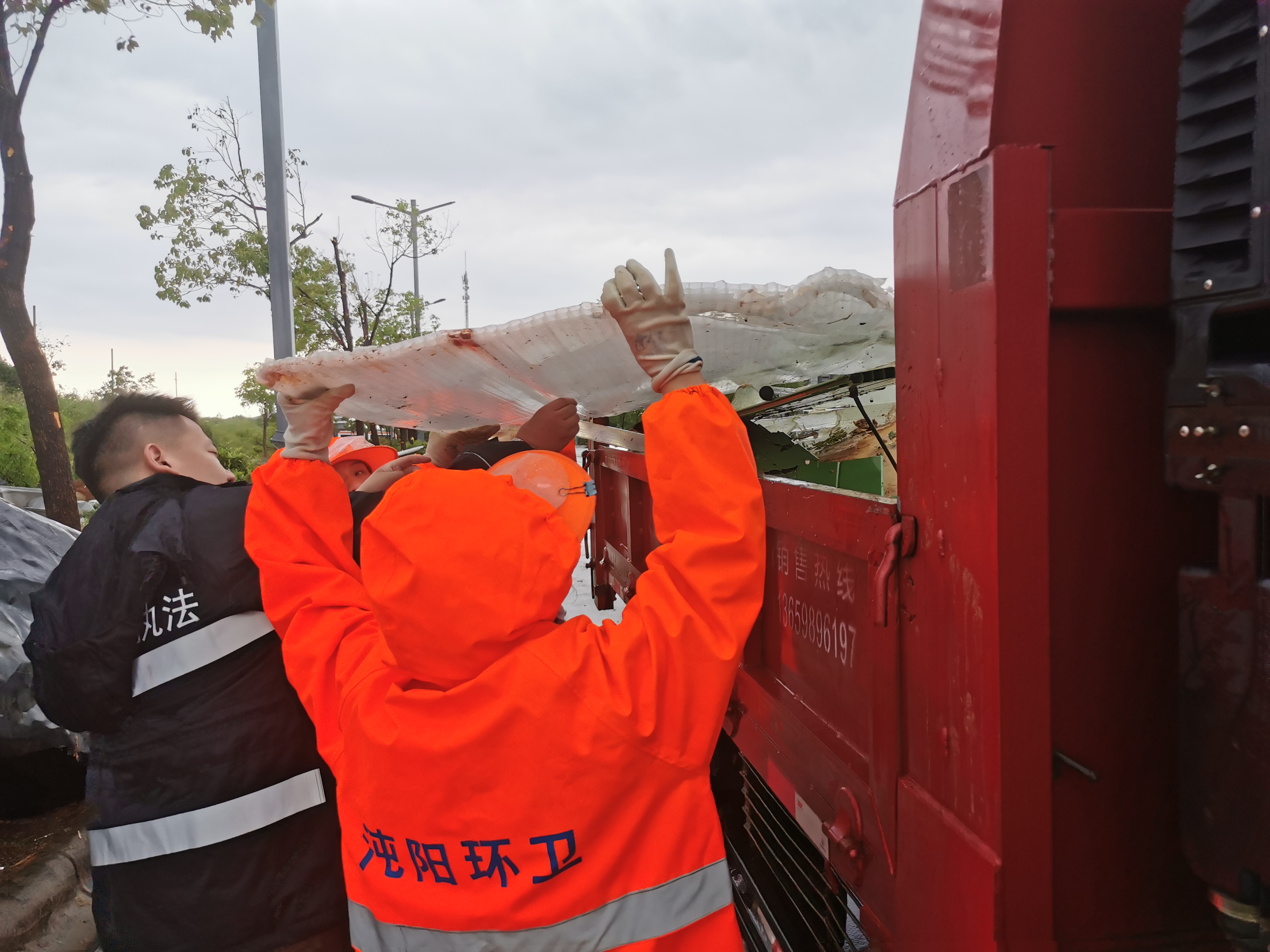 闻令而动 冒雨而行 市区城管部门全员上路积极应对极端天气 恢复城市环境秩序