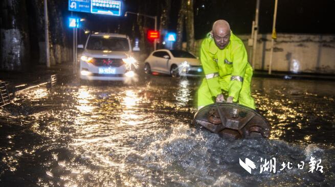 暴雨中“不打伞”的人凤凰网湖北_凤凰网