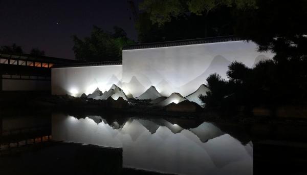2020年国际博物馆日，苏州博物馆山水主庭院在夜幕光影之下。
