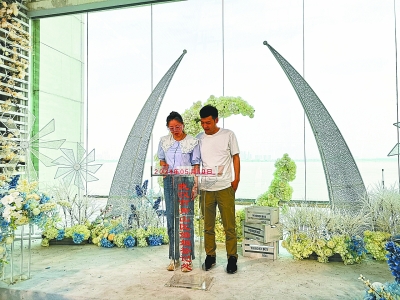 长江颁证礼堂是一个360°全玻璃的江景亲水仪式厅，新人们在此许下爱的诺言。记者覃柳玮 摄