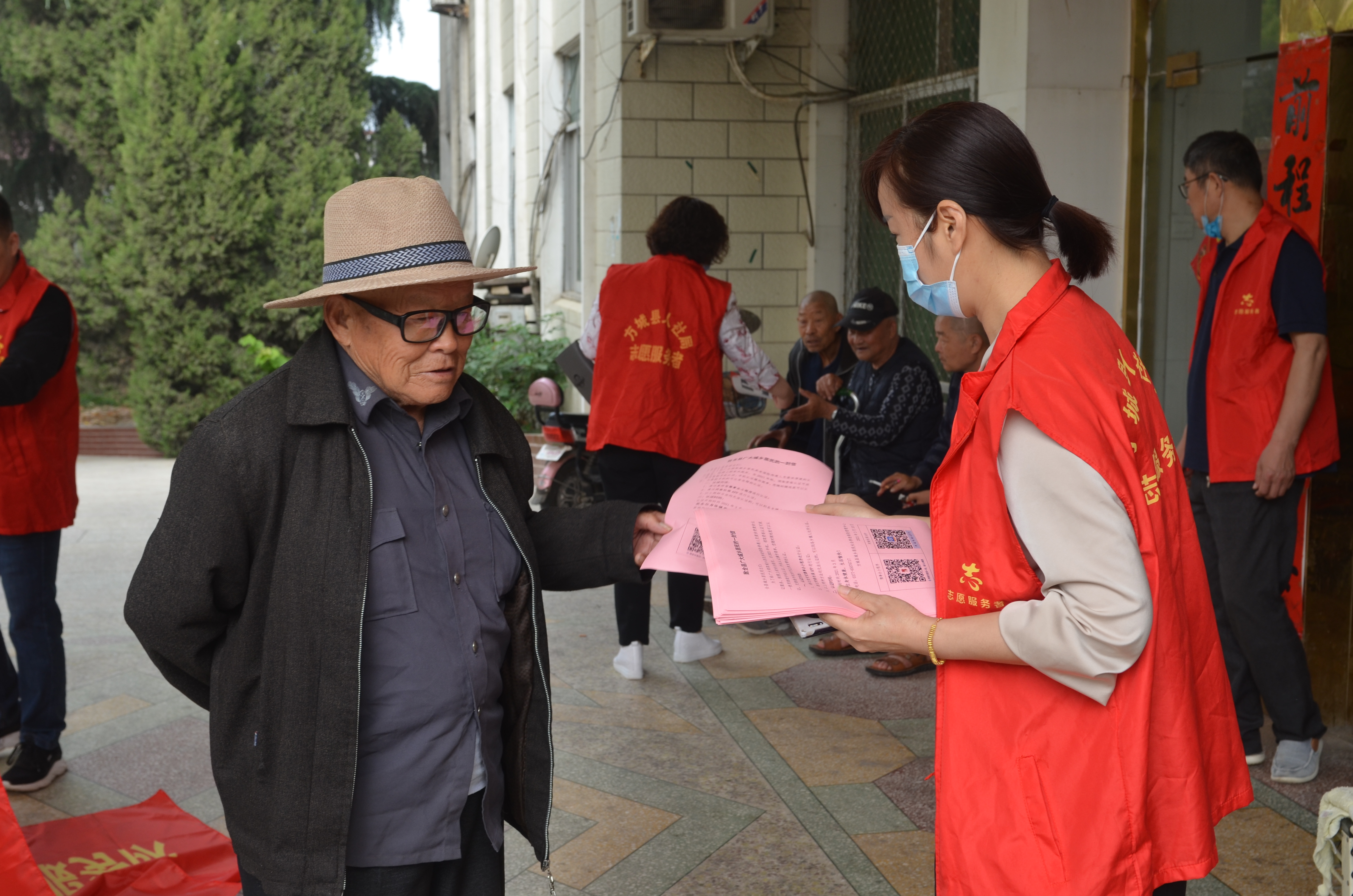 县人社局组织党员干部到县老年公寓开展"我为群众办实事"主题党日活动
