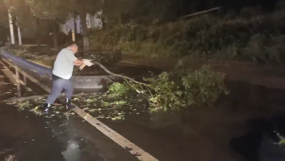 恶劣天气袭击武汉 城管全员上路多举措应对 恢复城市环境秩序