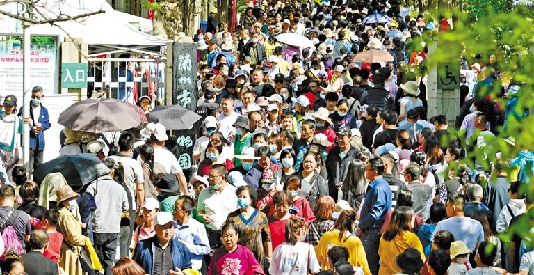 5月9日上午，兰州市动物园游人如织。掌上兰州&middot;兰州晨报记者 裴强 摄