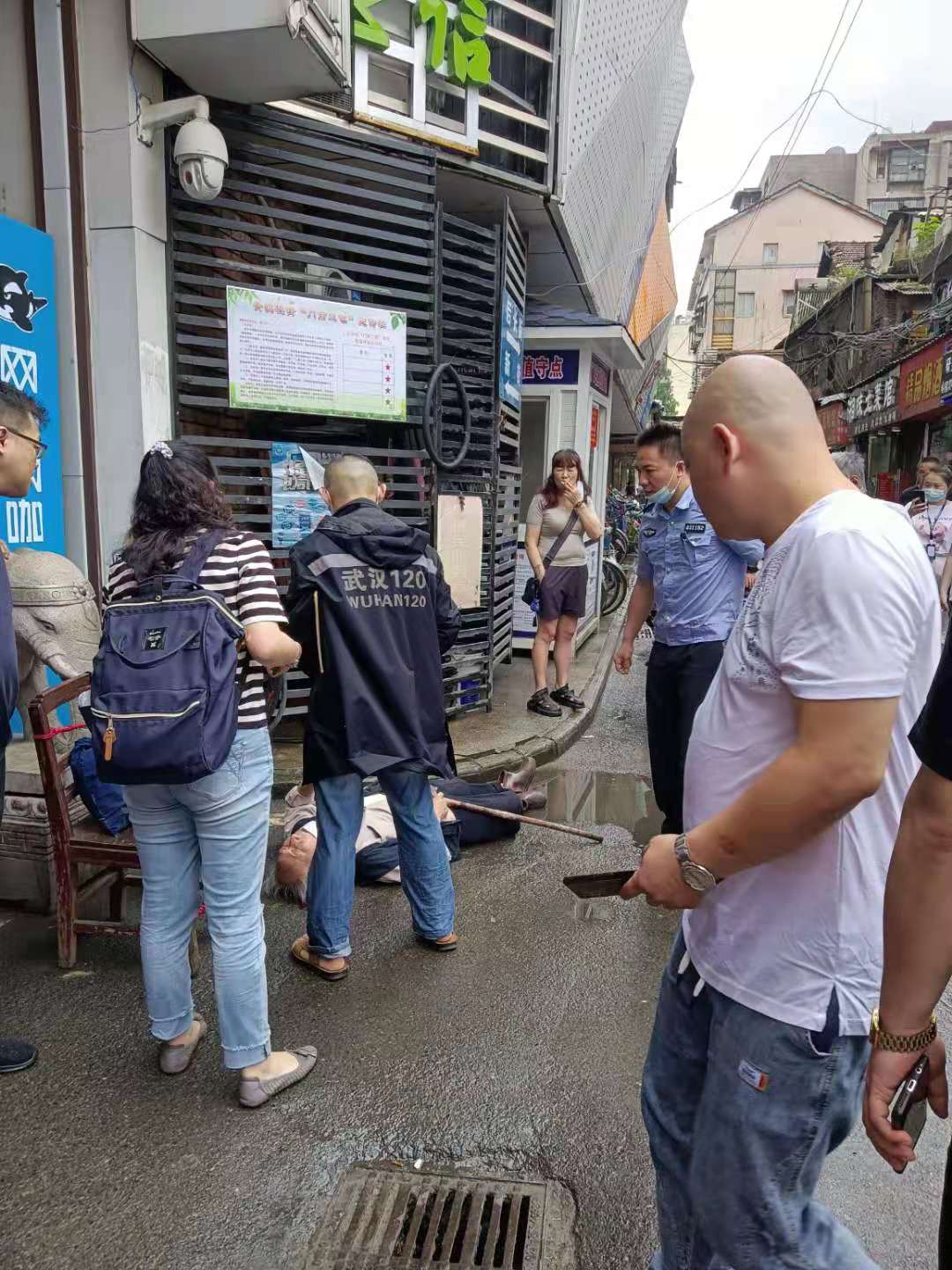 恶劣天气袭击武汉 城管全员上路多举措应对 恢复城市环境秩序