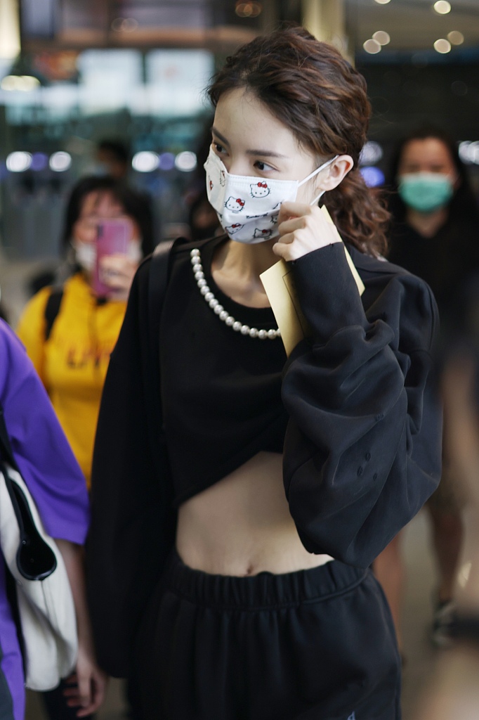 金晨扎低马尾口罩遮面笑眼弯弯,穿黑色套装休闲随性尽显好身材_凤凰网