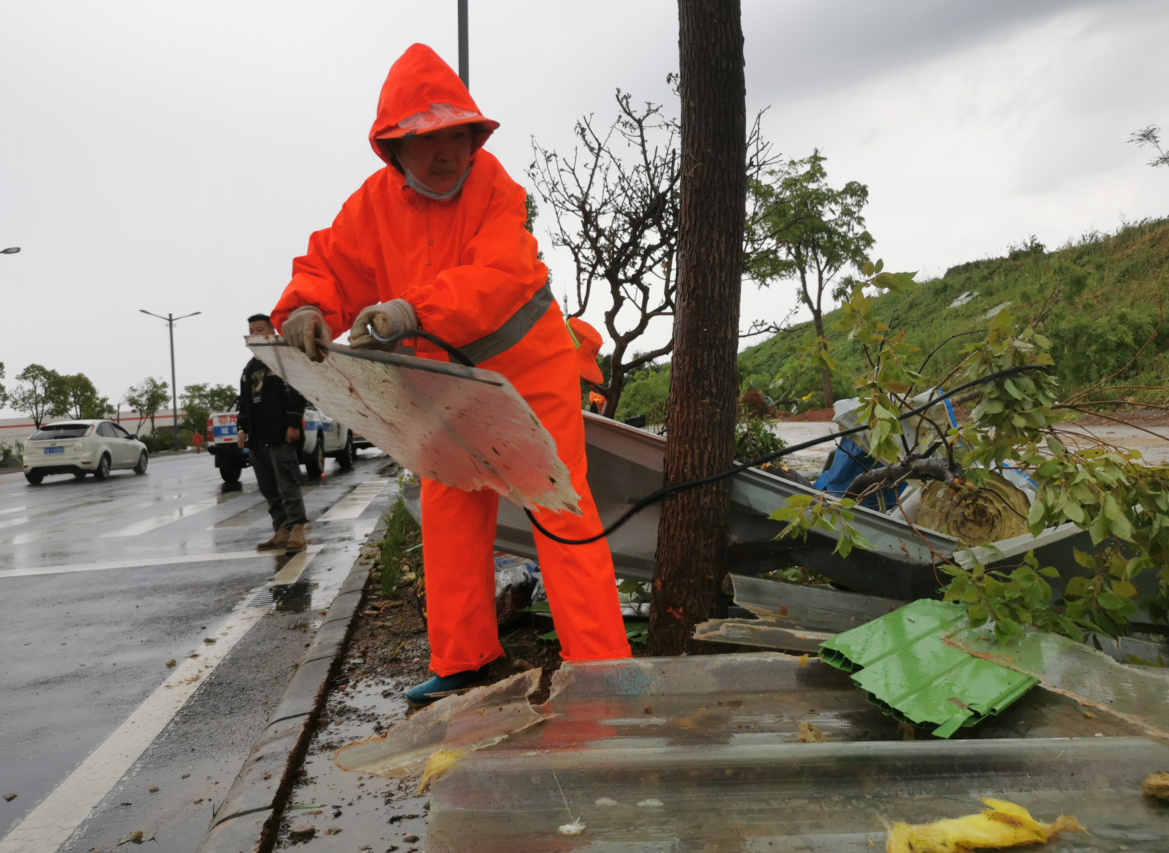 闻令而动 冒雨而行 市区城管部门全员上路积极应对极端天气 恢复城市环境秩序