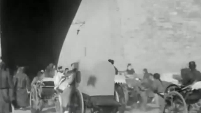 邓春兰是在怎样的家庭环境中成长的？