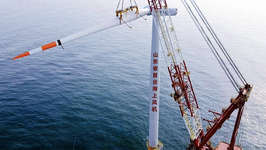 ▲图为华能山东半岛南4号海上风电项目吊装现场