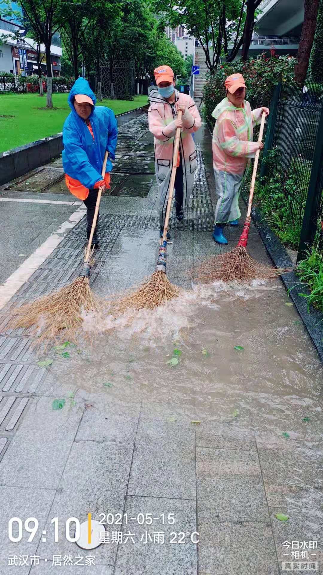 闻令而动 冒雨而行 市区城管部门全员上路积极应对极端天气 恢复城市环境秩序