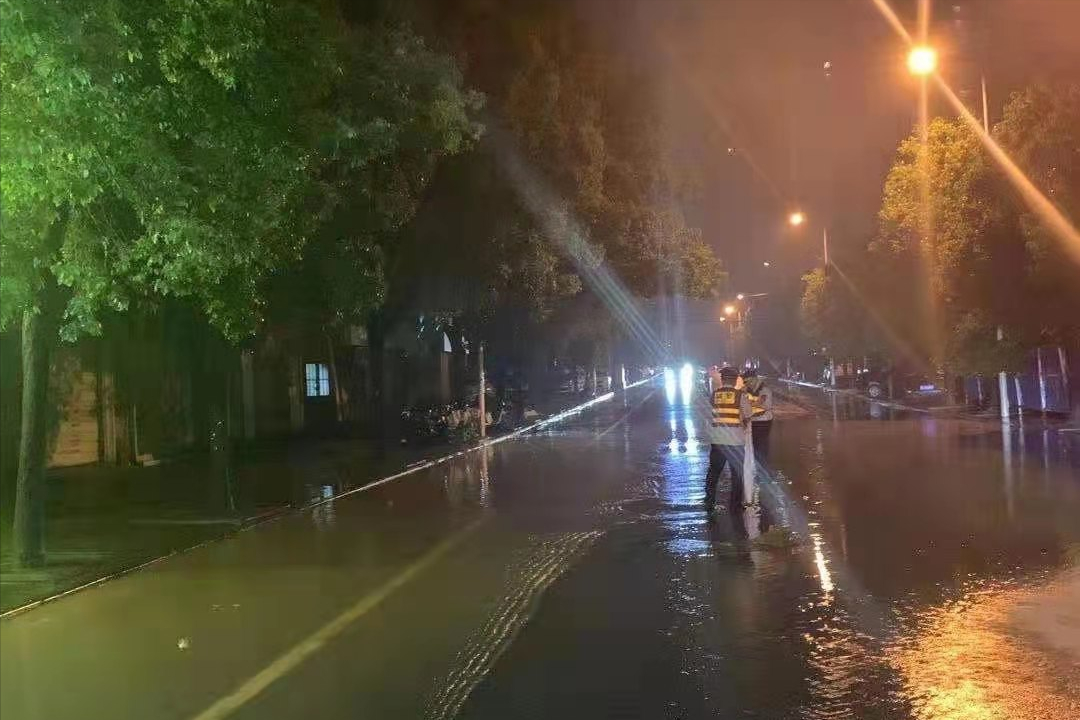 闻令而动 冒雨而行 市区城管部门全员上路积极应对极端天气 恢复城市环境秩序