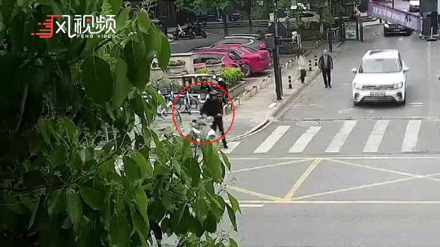 真人版“我偷电瓶车养你”，六旬老汉偷电瓶车送“女友们”