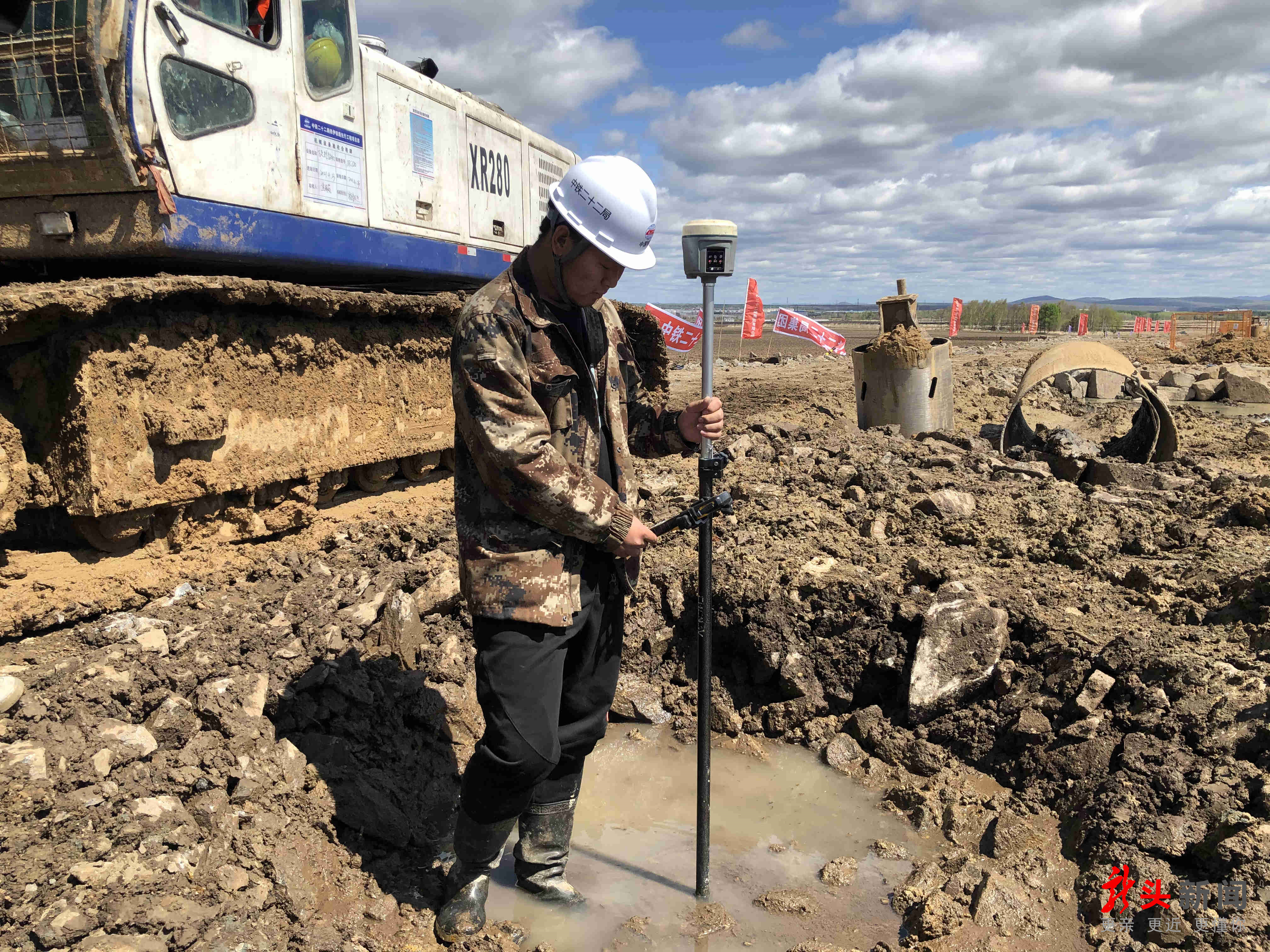 技术员用gps进行钻孔桩定位