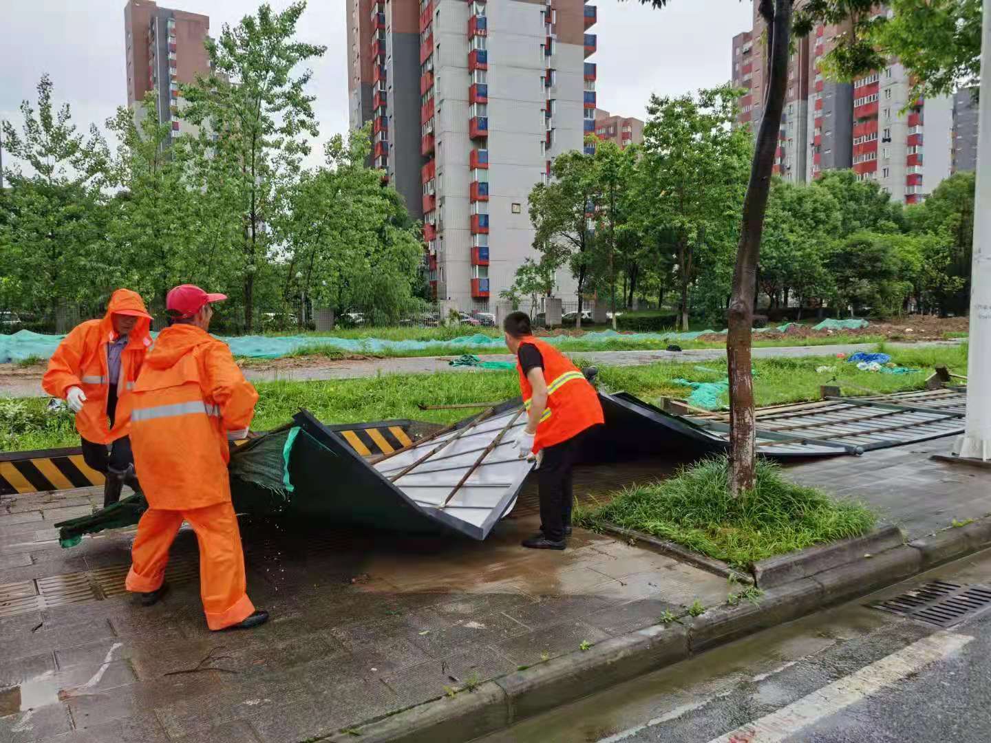 闻令而动 冒雨而行 市区城管部门全员上路积极应对极端天气 恢复城市环境秩序