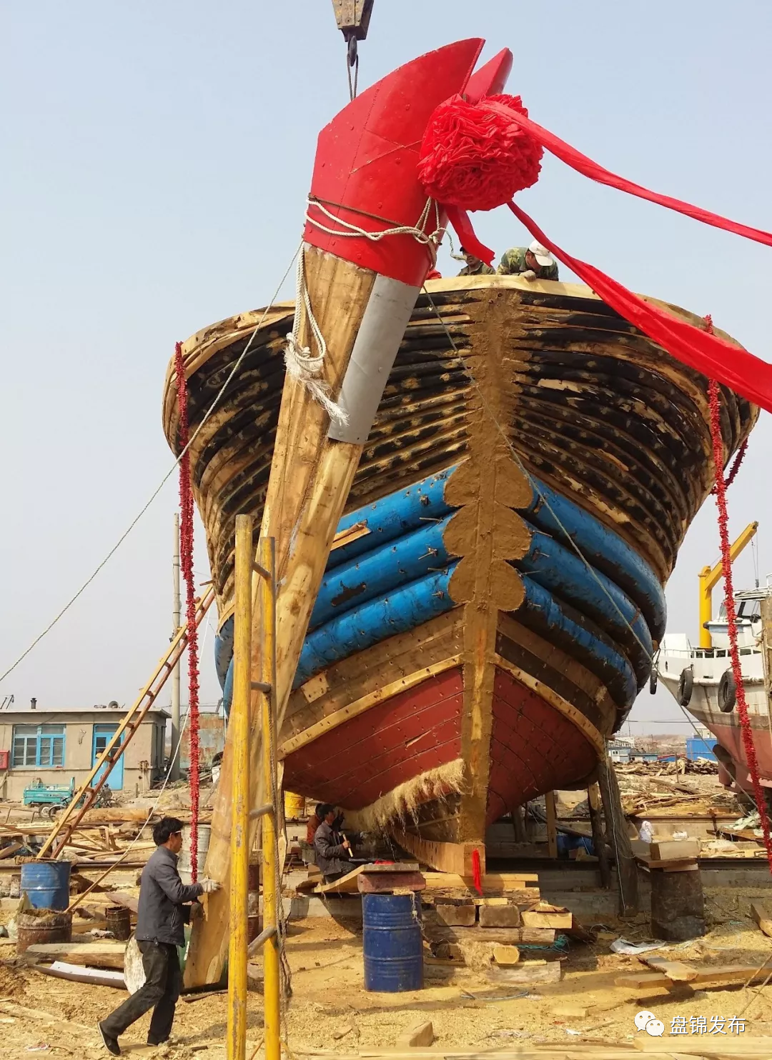古法排船技艺走向世界辽宁大国工匠张兴华带8艘手工木船亮相消博会