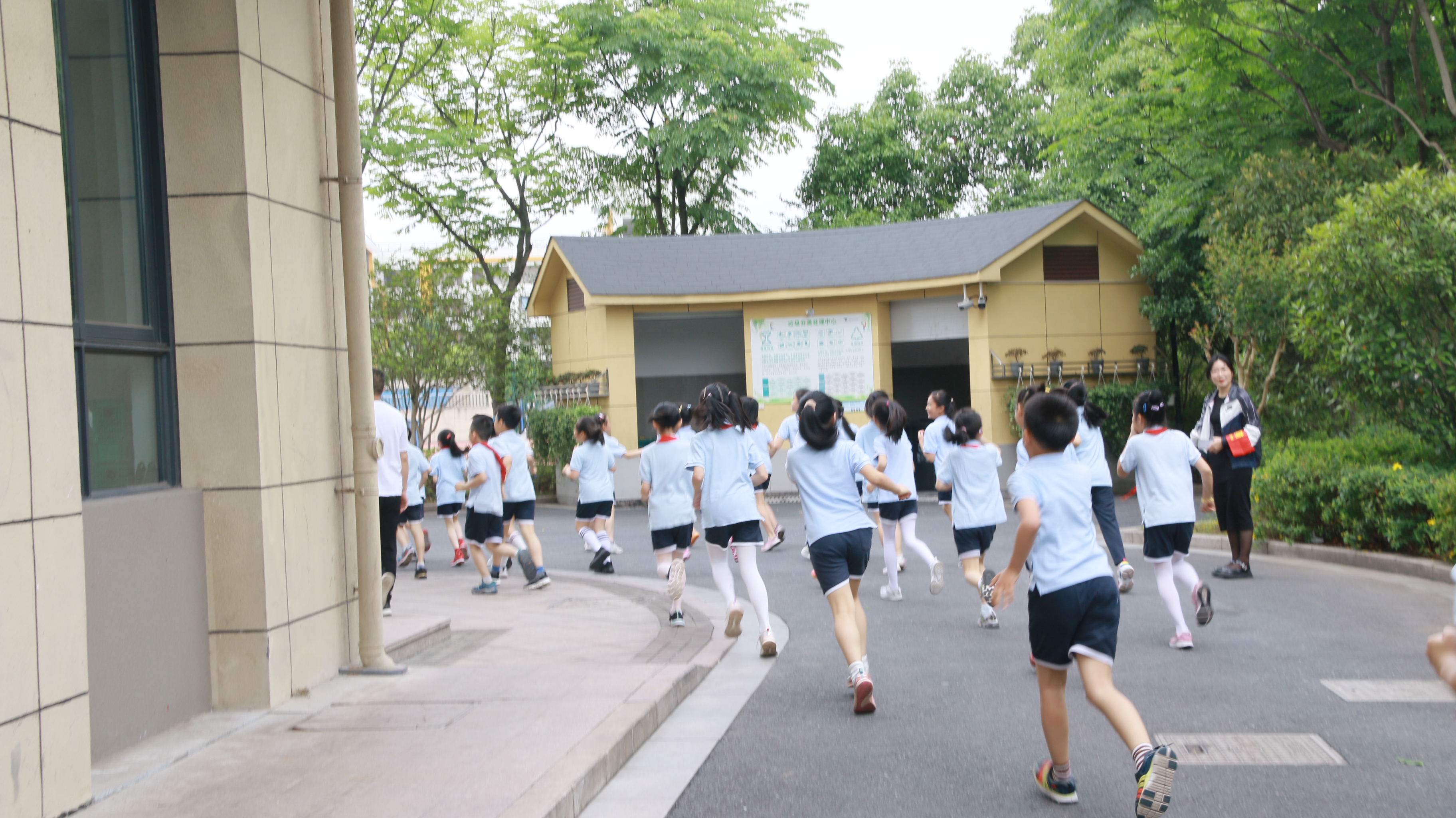 防灾减灾日 杭州二中白马湖学校上演“空中救援”