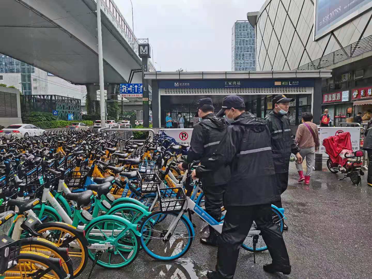 恶劣天气袭击武汉 城管全员上路多举措应对 恢复城市环境秩序