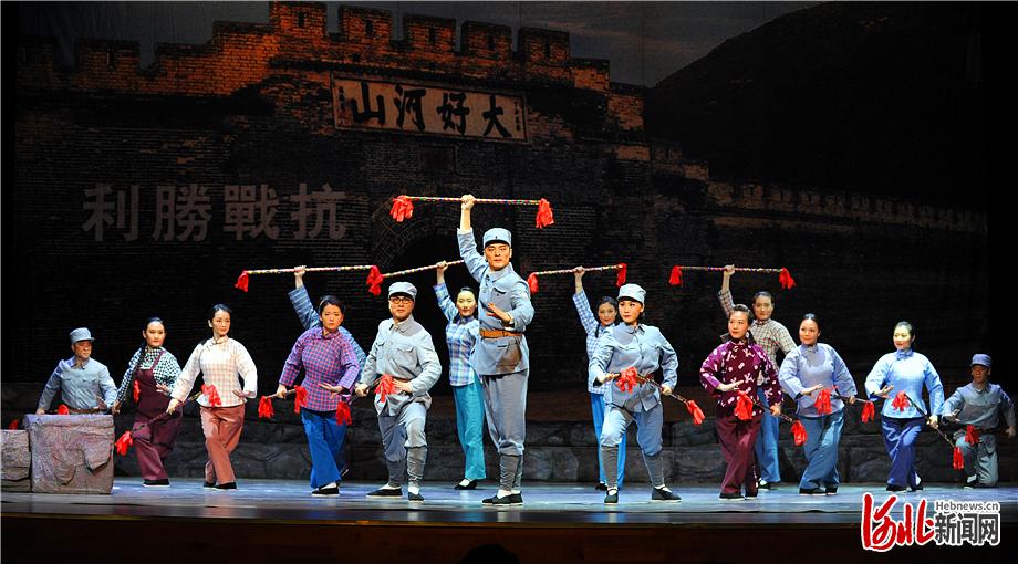 4月2日，由河北省河北梆子剧院携手平山县西柏坡河北梆子演艺有限公司共同打造的革命历史题材现代戏《没有共产党就没有新中国》首演。 通讯员相春霞摄