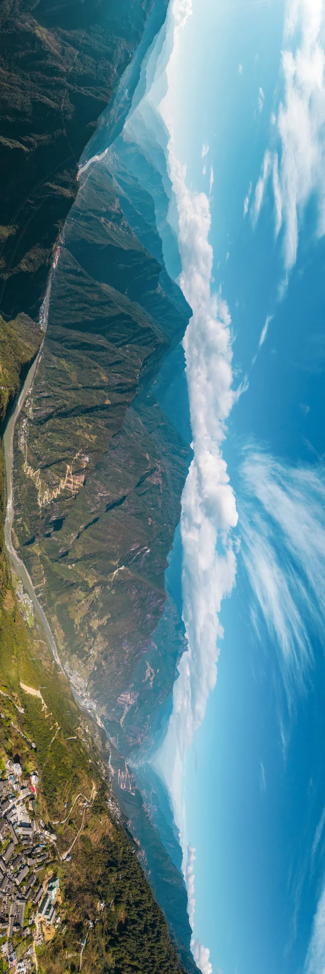  被怒江环绕着的高黎贡山 。图/视觉中国