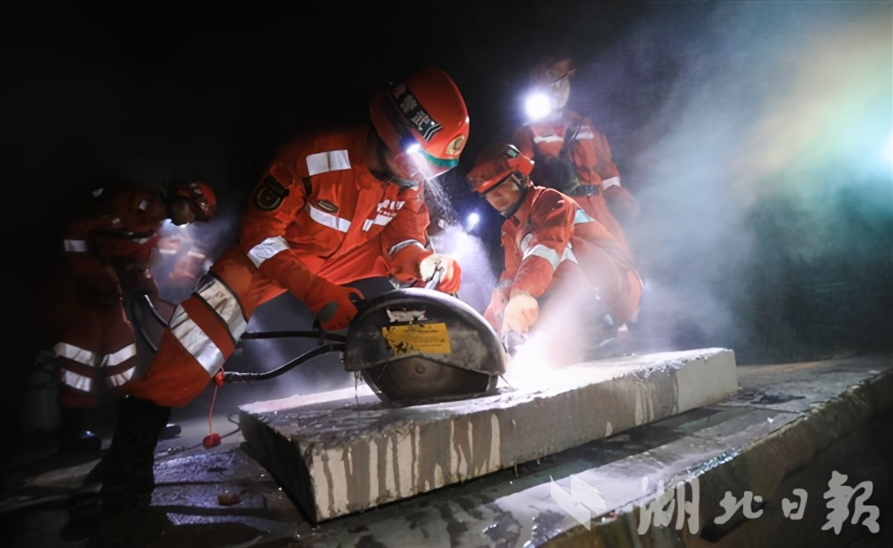 武警举行实战化应急救援演练