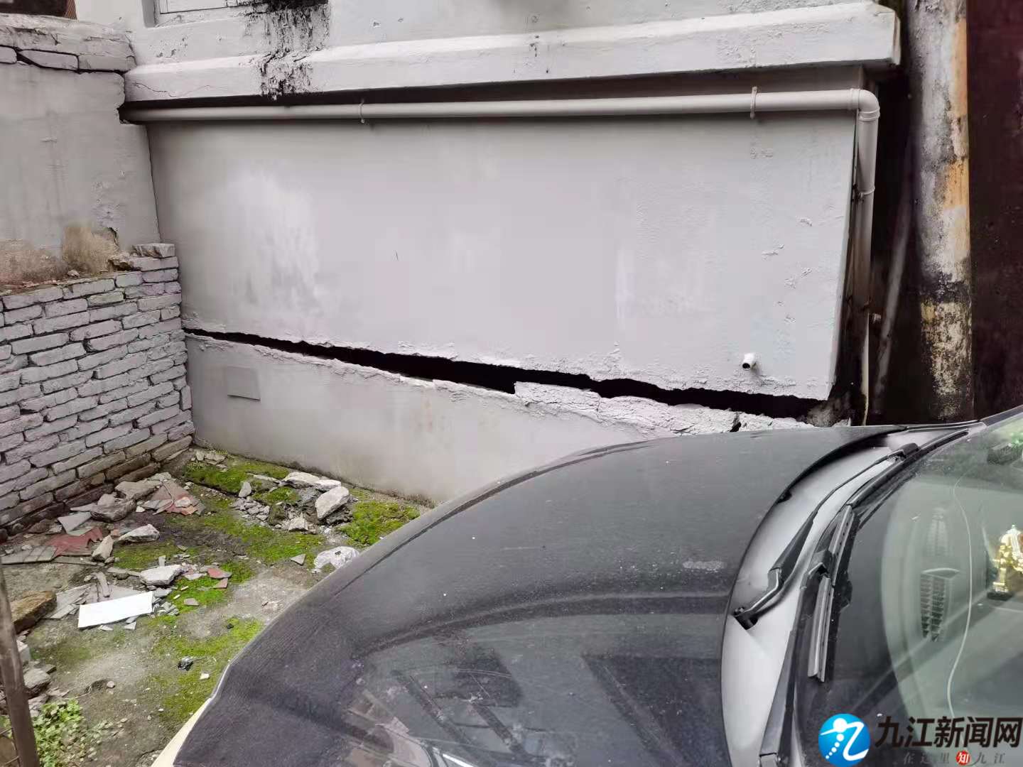 九江一社区3栋居民楼惊现裂缝疑地基下沉所致 凤凰网