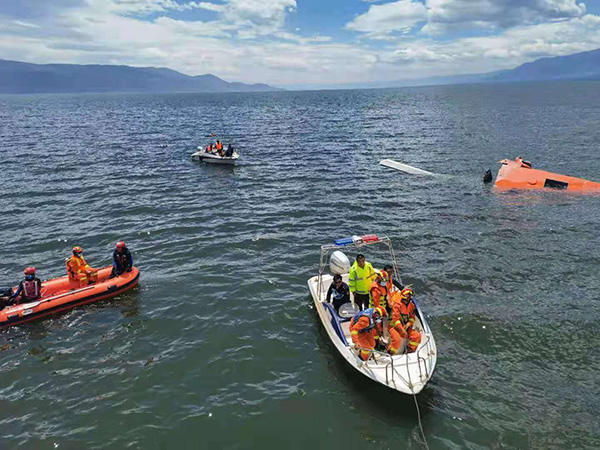 一直升机取水救火时意外坠入洱海 大理官方:正全力救援