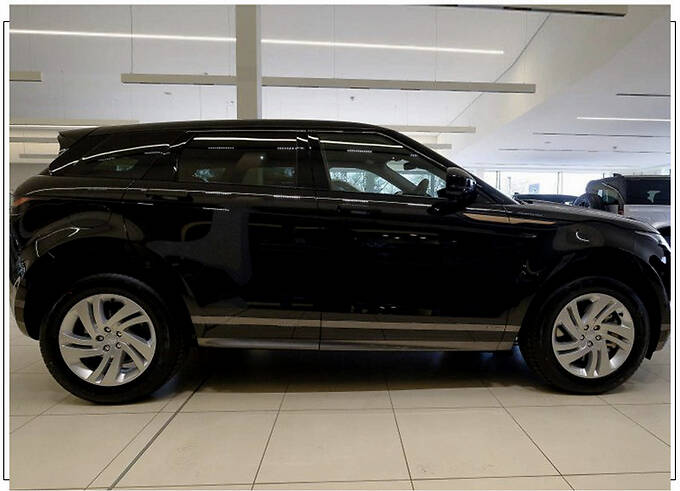 路虎揽胜极光进店实拍!黑色涂装,搭2.0t引擎,配车顶扰流板