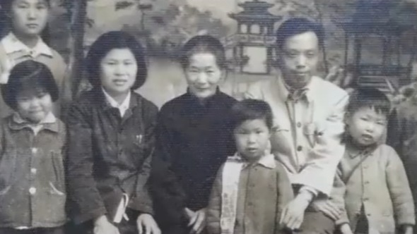 张红兵从亲戚那里取回唯一的全家福，他后悔当年做出的决定_凤凰网视频_凤凰网
