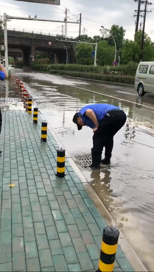 恶劣天气袭击武汉 城管全员上路多举措应对 恢复城市环境秩序