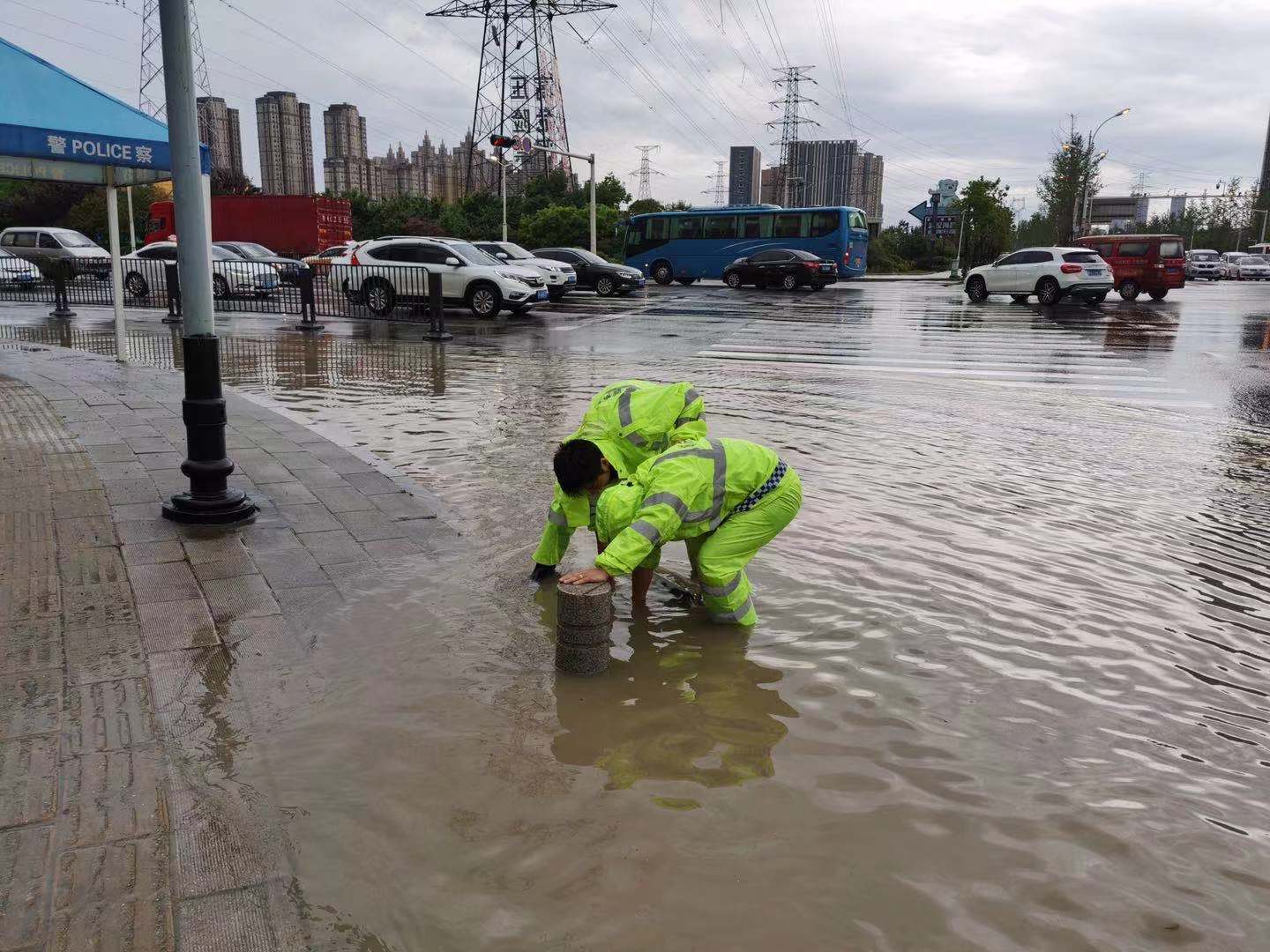 闻令而动 冒雨而行 市区城管部门全员上路积极应对极端天气 恢复城市环境秩序