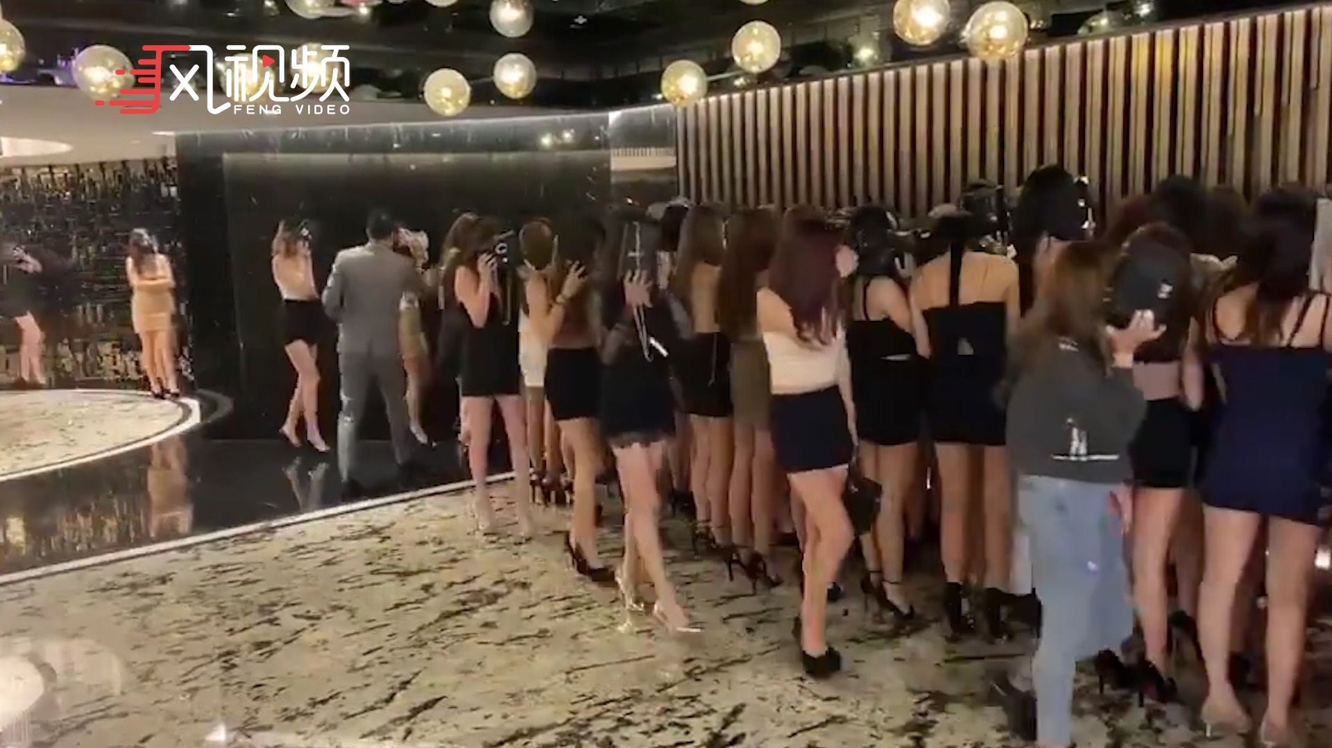 台湾警方突袭某酒店扫黄,警员穿梭"美腿林"查验证件__凤凰网