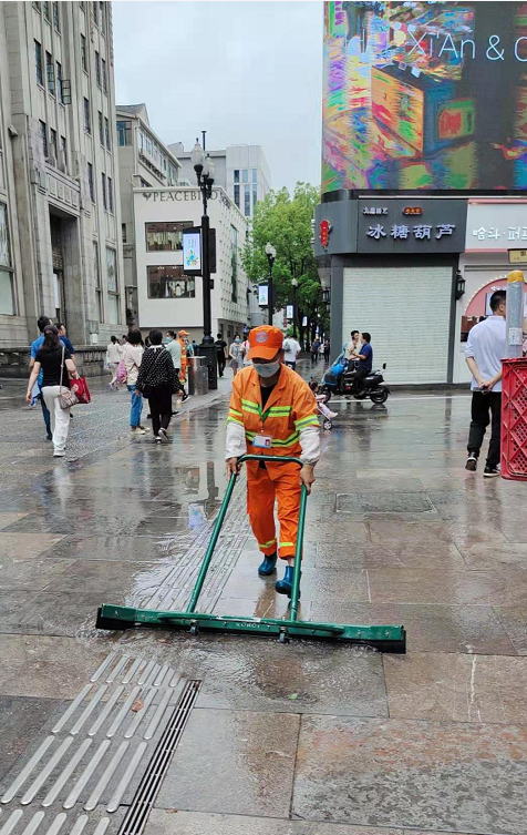 恶劣天气袭击武汉 城管全员上路多举措应对 恢复城市环境秩序