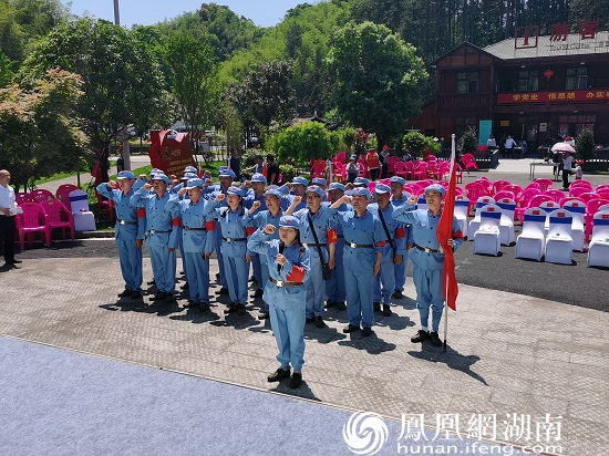 微长征队伍重温入党誓词
