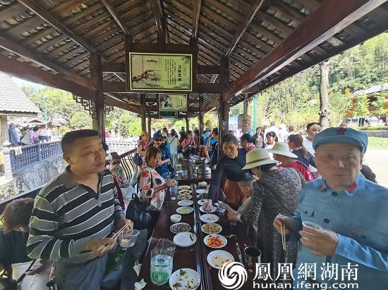 品尝长廊擂茶