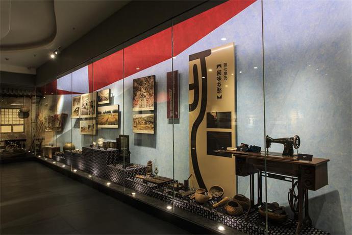 图为三河市博物馆陈列历史器物