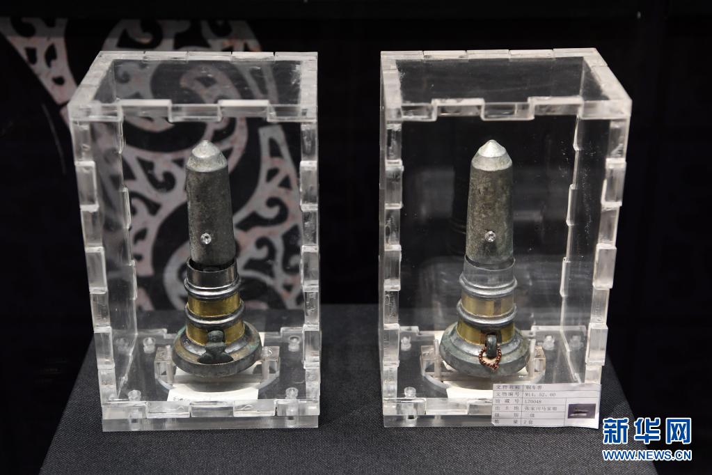 出土于马家塬西戎墓葬的贴金铜车軎（5月18日摄）