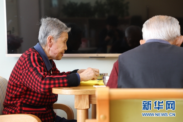 王淑珍(左)和袁明正在吃午餐 新华社记者张睿 摄