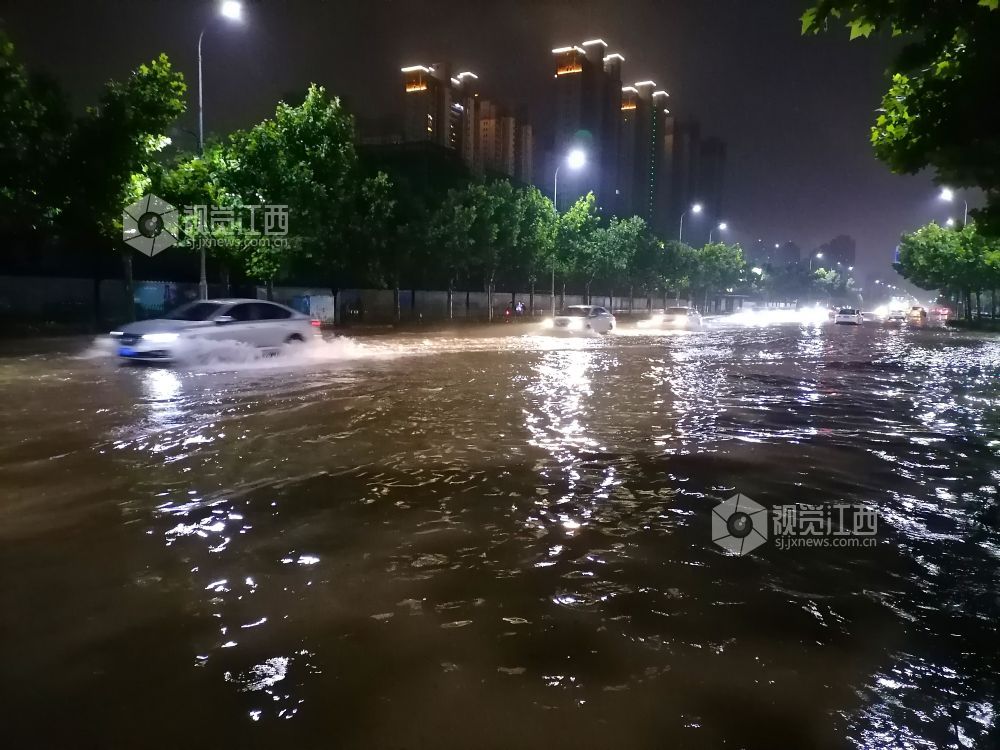 上饶:暴雨洪水淹没道路 市政工人冒雨排洪__凤凰网