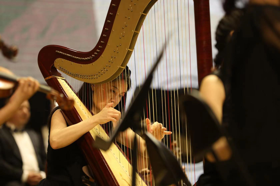 这部作品时长3分钟,全部由铜管乐器和打击乐器演奏,旋律振奋人心,展现