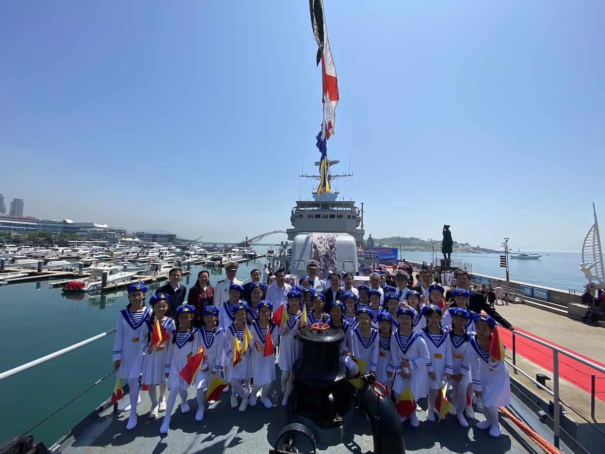 海军昭通号导弹护卫舰接舰暨爱国主义教育基地揭牌仪式在中国水准零点广场隆重举行