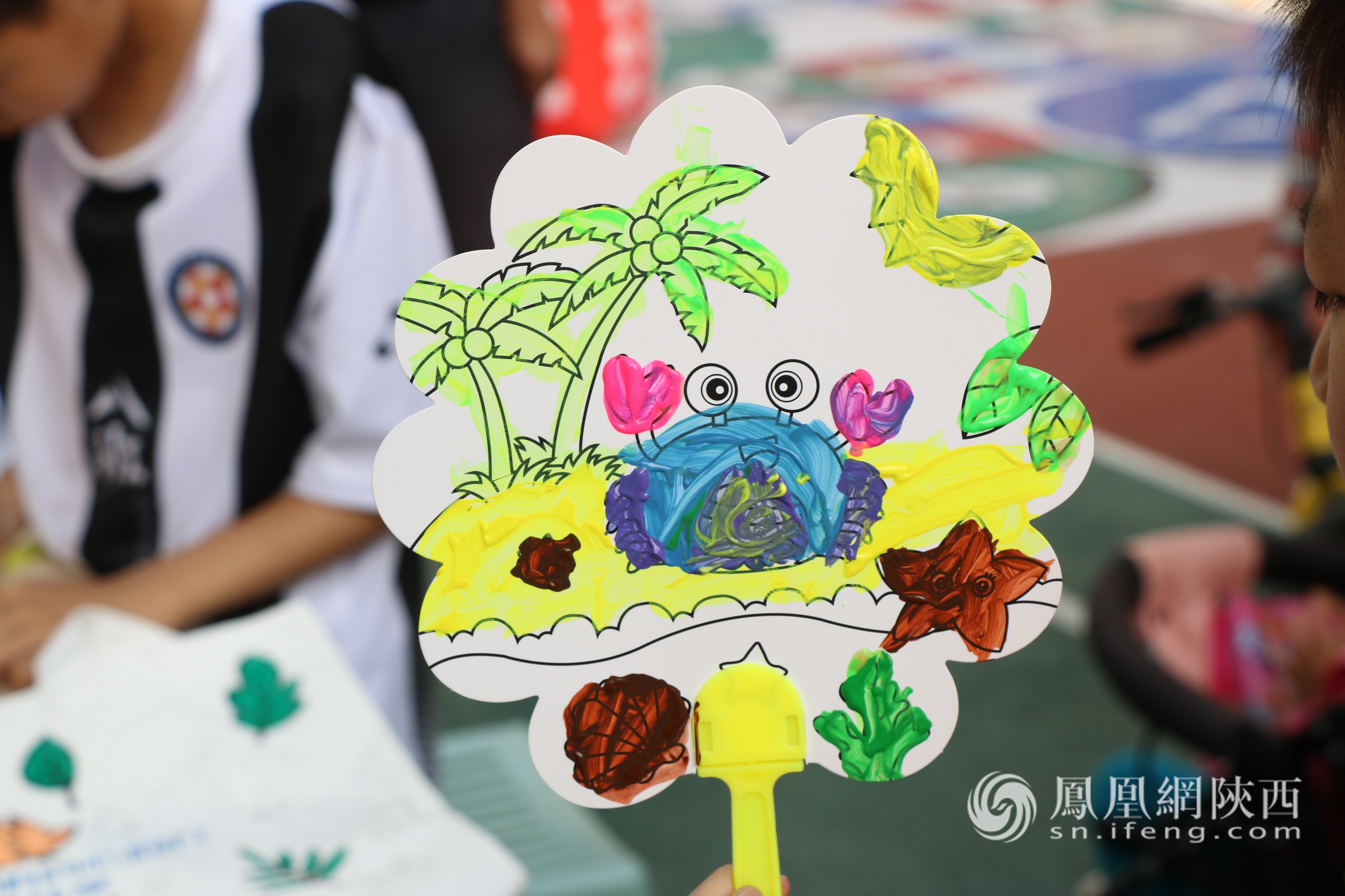 活动现场，小朋友们参加“童心绘扇面”活动