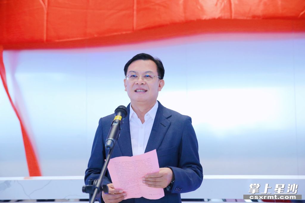 曾诗怡 摄沈裕谋代表长沙经开区,长沙县对蓝思科技黄花基地的建成表示